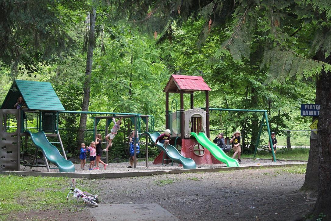 Revelstoke Rv & Cabin Resort 外观 照片